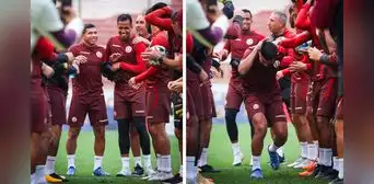 Edison Flores y el 'terrible' recibimiento del plantel de Universitario en su primera práctica Edison Flores y el 'terrible' recibimiento del plantel de Universitario en su primera práctica