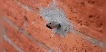 ¿Por qué hay memorias USB incrustadas en la calle y qué archivos tienen en su interior? ¿Por qué hay memorias USB incrustadas en la calle y qué archivos tienen en su interior?
