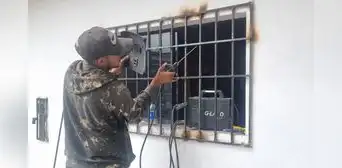 Chorrillos: cámaras de seguridad captaron a ladrones rompiendo una reja para robar una casa Chorrillos: cámaras de seguridad captaron a ladrones rompiendo una reja para robar una casa
