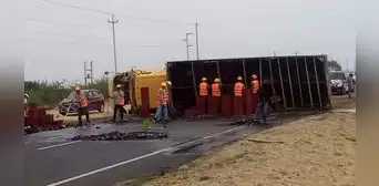 Miles de litros de cerveza se pierden tras despiste de camión en carretera de Piura