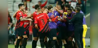 Athletico Paranaense goleó 3-0 a Alianza Lima y quedó como líder de su grupo en la Libertadores