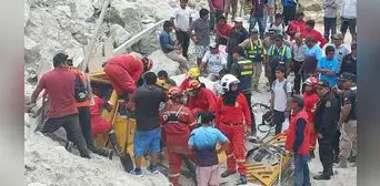 ¡Milagro! Obrero fue rescatado con vida tras quedar atrapado bajo un cerro de rocas en Piura ¡Milagro! Obrero fue rescatado con vida tras quedar atrapado bajo un cerro de rocas en Piura