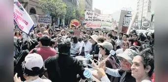 Estudiantes protestan contra medidas del Congreso y del MEF Estudiantes protestan contra medidas del Congreso y del MEF