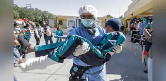 Padres tuvieron que ir a rescatar a sus hijos de barranco, tras sufrir accidente de tránsito Padres tuvieron que ir a rescatar a sus hijos de barranco, tras sufrir accidente de tránsito