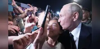 Entre besos y fotos, Putin hace sorprendente aparición en público tras rebelión del grupo Wagner Entre besos y fotos, Putin hace sorprendente aparición en público tras rebelión del grupo Wagner