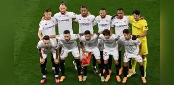 Sevilla habría declarado transferible a todo su plantel para solventar millonaria deuda