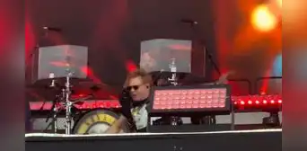 Axl Rose sufre bochornosa caída durante un concierto en Londres Axl Rose sufre bochornosa caída durante un concierto en Londres