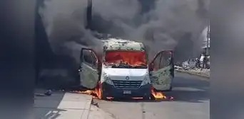 A plena luz del día, delincuentes queman la tercera combi de empresa de transportes A plena luz del día, delincuentes queman la tercera combi de empresa de transportes