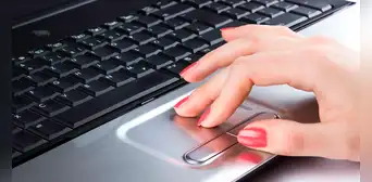 ¿Qué sucede cuando tocas el panel táctil de tu laptop con dos, tres o cuatro dedos?