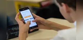 Proponen ley que prohíbe el uso de celulares durante clases en colegios públicos y privados Proponen ley que prohíbe el uso de celulares durante clases en colegios públicos y privados