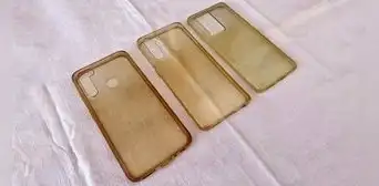 ¿Por qué es imposible que una funda de celular amarillenta vuelva a ser transparente?