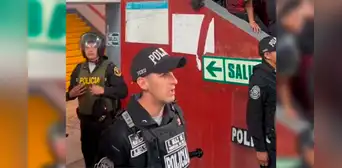 ¡No aguantó! Policía es captado cantando arengas en partido de 'U' vs Cantolao ¡No aguantó! Policía es captado cantando arengas en partido de 'U' vs Cantolao