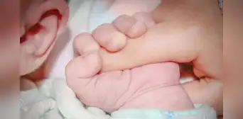 Madre murió de un paro cardíaco horas después de que su bebé falleciera mientras dormían juntos