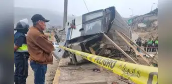 Pasamayito: vehículo termina volcado tras aparatoso accidente de tránsito en Collique Pasamayito: vehículo termina volcado tras aparatoso accidente de tránsito en Collique