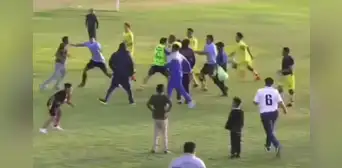 Copa Perú: partido terminó en una batalla campal entre jugadores e hinchas en Moquegua Copa Perú: partido terminó en una batalla campal entre jugadores e hinchas en Moquegua