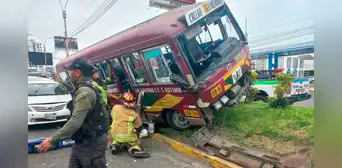 San Miguel: cúster impacta contra berma central y deja más de 9 personas heridas San Miguel: cúster impacta contra berma central y deja más de 9 personas heridas