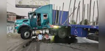 ¡Peligro!: niños exponen sus vidas al extraer petróleo de vehículo que sufrió accidente en Tumbes ¡Peligro!: niños exponen sus vidas al extraer petróleo de vehículo que sufrió accidente en Tumbes