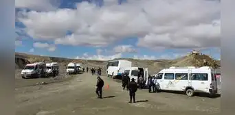 Delincuentes disparan contra bus y asesinan a pasajero en medio de la carretera en Puno Delincuentes disparan contra bus y asesinan a pasajero en medio de la carretera en Puno