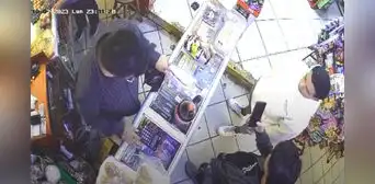 Jóvenes estafan a bodeguera con falso pago por Yape: cámaras de seguridad registraron el hecho Jóvenes estafan a bodeguera con falso pago por Yape: cámaras de seguridad registraron el hecho