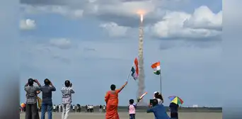 India lanza con éxito su segundo intento de llegar a la Luna