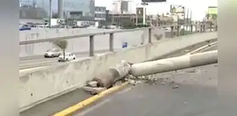 Miraflores: caída de poste de empresa telefónica generó congestión vehicular en Vía Expresa Miraflores: caída de poste de empresa telefónica generó congestión vehicular en Vía Expresa