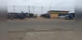 Comerciantes informales en Piura están en riesgo por construir puestos debajo de línea de alta tensión Comerciantes informales en Piura están en riesgo por construir puestos debajo de línea de alta tensión