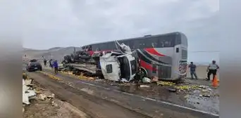 Tragedia en carretera de Áncash: chofer y pasajera fallecen en choque de ómnibus con camión Tragedia en carretera de Áncash: chofer y pasajera fallecen en choque de ómnibus con camión