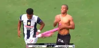 Aldair Rodríguez le 'arranchó' la camiseta al 'Chengue' Morales y este lo correteó Aldair Rodríguez le 'arranchó' la camiseta al 'Chengue' Morales y este lo correteó