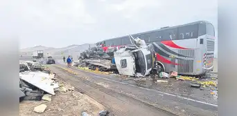 Áncash: choque de camión con bus interprovincial deja 2 muertos y 20 heridos Áncash: choque de camión con bus interprovincial deja 2 muertos y 20 heridos