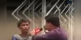 Periodista hace entrevista con ‘el agua hasta el cuello’ afectado por inundaciones en India Periodista hace entrevista con ‘el agua hasta el cuello’ afectado por inundaciones en India