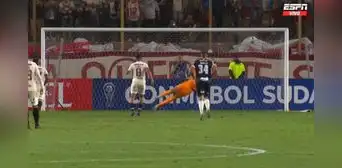 Edison Flores anotó su primer gol de regreso con Universitario en la eliminación ante Corinthians