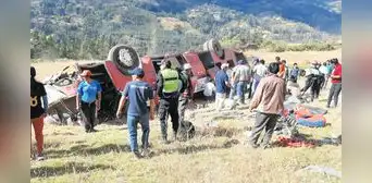 Áncash: Bus cae a abismo de 200 metros y deja 11 muertos y 15 heridos Áncash: Bus cae a abismo de 200 metros y deja 11 muertos y 15 heridos