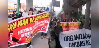 Vecinos de SJL marchan hacia el centro de Lima en contra del Gobierno de Dina Boluarte