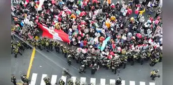 'Marchas en Lima': PNP hizo retroceder a manifestantes lanzando bombas lacrimógenas en av. Abancay 'Marchas en Lima': PNP hizo retroceder a manifestantes lanzando bombas lacrimógenas en av. Abancay
