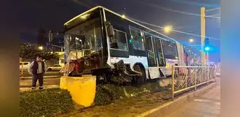 Independencia: 8 heridos deja choque de bus del Metropolitano contra berma central de la vía Independencia: 8 heridos deja choque de bus del Metropolitano contra berma central de la vía
