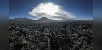 Volcán Ubinas: cenizas nublaron parte de la ciudad de Arequipa