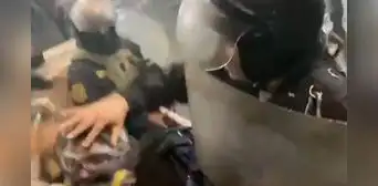 ‘Marcha Nacional’: graban a policía quitándole implementos de protección a manifestante ‘Marcha Nacional’: graban a policía quitándole implementos de protección a manifestante