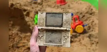 Perdió su Nintendo DS de niño, pero lo encontró en una caja de arena después de 16 años Perdió su Nintendo DS de niño, pero lo encontró en una caja de arena después de 16 años