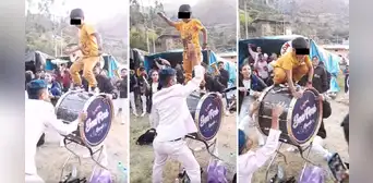 Niño roba el show a banda de músicos al bailar encima de un bombo en La Libertad: “¡Eres un capo!”