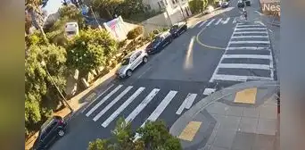 Impactante accidente en EE. UU.: captan preciso instante en que auto salió volando en una colina Impactante accidente en EE. UU.: captan preciso instante en que auto salió volando en una colina