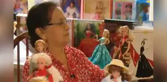¡Vestidas de Versace y Dior! Peruana tiene más de 700 Barbies en su enorme colección