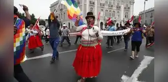 Fiscalía investiga represión a mujeres aimaras en protestas en Lima Fiscalía investiga represión a mujeres aimaras en protestas en Lima