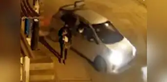 Delincuente en auto arrastra a mujer para robarle su cartera en Arequipa Delincuente en auto arrastra a mujer para robarle su cartera en Arequipa