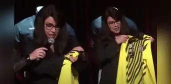 "Una puede estar en mil cosas, pero la 'U' es un esposo": hincha expresa su sentir por nueva camiseta crema "Una puede estar en mil cosas, pero la 'U' es un esposo": hincha expresa su sentir por nueva camiseta crema