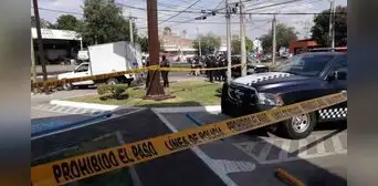Ladrones roban casi US$10.000 a mujer, pero esta los detuvo atropellándolos con su auto Ladrones roban casi US$10.000 a mujer, pero esta los detuvo atropellándolos con su auto