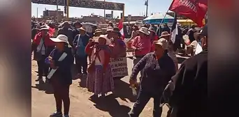 Más de 2.000 profesores protestan contra Dina Boluarte y el Congreso en aeropuerto de Puno Más de 2.000 profesores protestan contra Dina Boluarte y el Congreso en aeropuerto de Puno