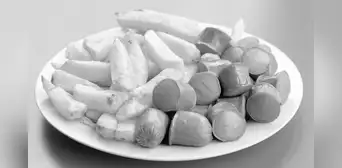 ¡De no creer! La salchipapa se ubica entre las 5 peores comidas callejeras de Perú