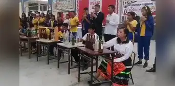 Alumnos usan botellas para tocar cumbia ‘Cariñito’ en colegio de Trujillo
