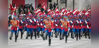 ¿Cuánto dura la Gran Parada Militar y cuantos días se entrena para el desfile? ¿Cuánto dura la Gran Parada Militar y cuantos días se entrena para el desfile?