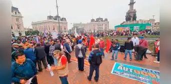 Manifestantes se concentran en plaza Dos de Mayo a minutos del mensaje a la nación